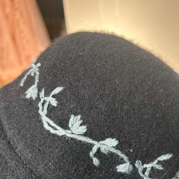 Vintage Black Hat with Embroidered Design - Picture 3 of 3